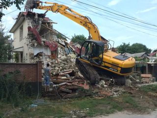 Servicii de excavare, camioane si buldozer.