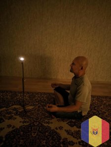 Тратака. Стойка для медитации на свечу.