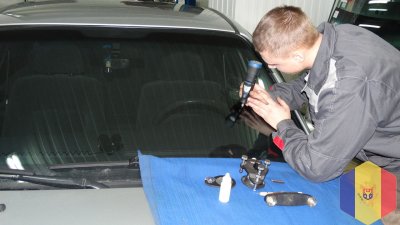 Ремонт лобового стекла автомобиля, трещины, трещины и сколы