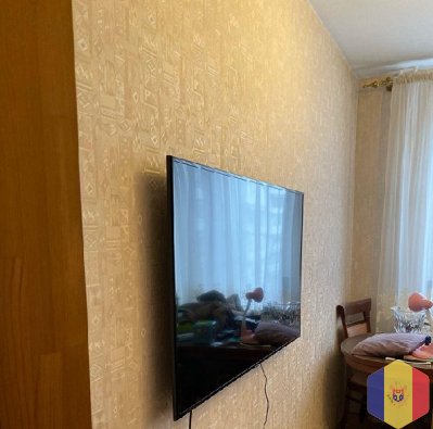 Повесить телевизор на стену. Установить телевизор на кронштейн на стене. Montez tv pe perete.