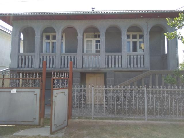 Продам двухэтажный дом в Единцах